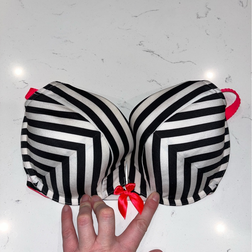 Victoria’s Secret 34 DD push-up bra for sale 🤍🖤🩷